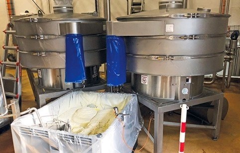 Vibrating screen separator for dairy whey